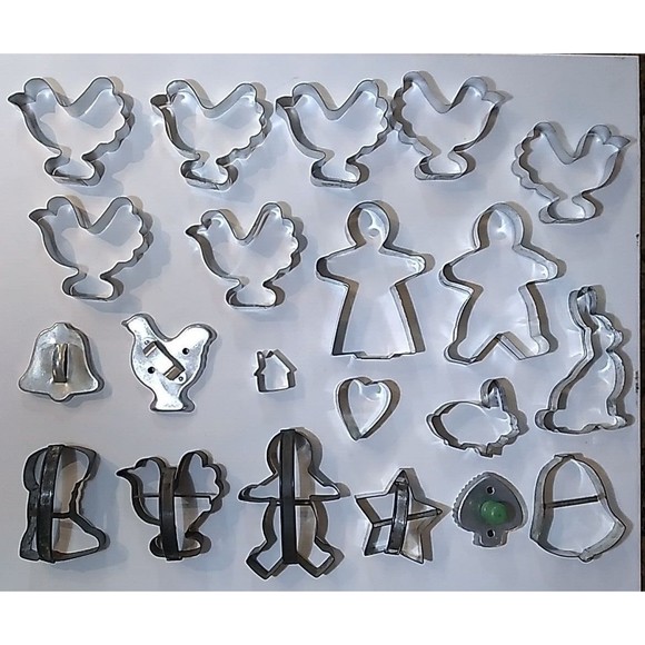 Lot Of 21 VTG Aluminum/Tin Cookie Cutters Some With Handles Christmas, Holidays - Picture 2 of 9